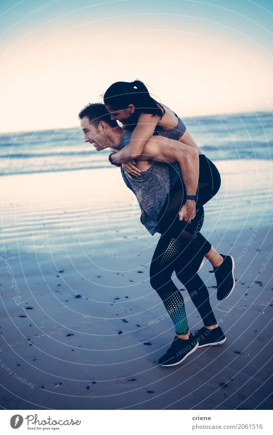 Geeignete erwachsene Paare, die piggyback auf Strand tun Lifestyle Freude Körperpflege sportlich Fitness Meer Sport Frau Erwachsene Mann Partner Jugendliche 2