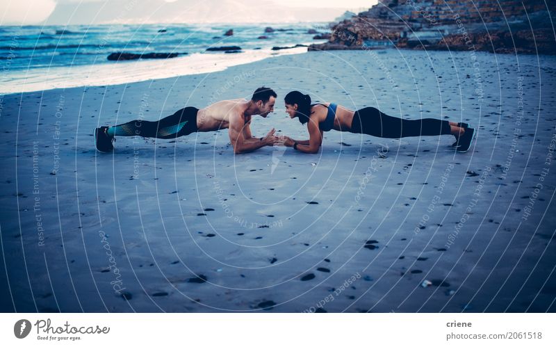 Zwei Erwachsene, die zusammen am Strand ausbilden Lifestyle Freude Körper Gesundheitswesen sportlich Fitness Freizeit & Hobby Meer Sport Frau Mann Paar
