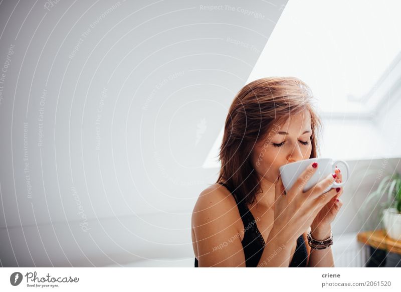 Frau, die morgens Tasse frischen Tee genießt Getränk trinken Heißgetränk Kaffee Becher Lifestyle Freude Wellness Freizeit & Hobby Wohnzimmer Mensch feminin