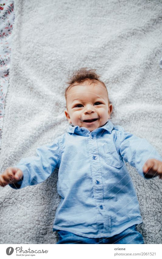 Portrait des lächelnden männlichen Kleinkindes im Bett Lifestyle Freude Glück Leben Wohlgefühl Kinderzimmer Schlafzimmer Mensch maskulin Junge 1 Lächeln liegen