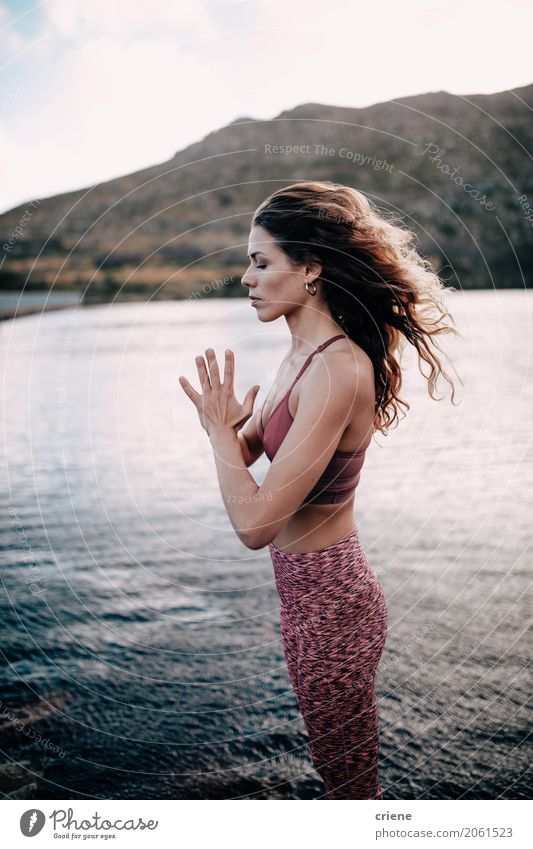 Übendes Yoga der Schönheit durch einen See schön Leben Erholung Meditation Lehrer Mensch feminin Junge Frau Jugendliche Erwachsene Körper 1 18-30 Jahre Fitness