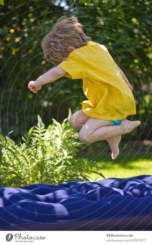 sommer 2017 - wupp Mensch Kind Junge 1-3 Jahre Kleinkind Umwelt Natur Garten Wiese T-Shirt Luftmatratze Bewegung Spielen springen Fröhlichkeit Glück gelb grün