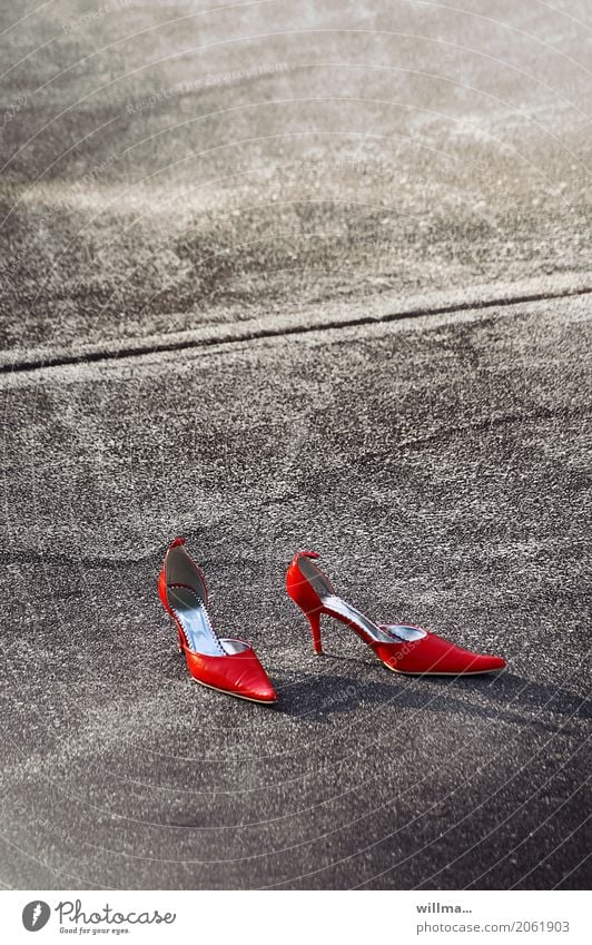 Rote spitze Absatzschuhe Schuhe Damenschuhe elegant modern Spitze rot Steinplatten Textfreiraum High Heels