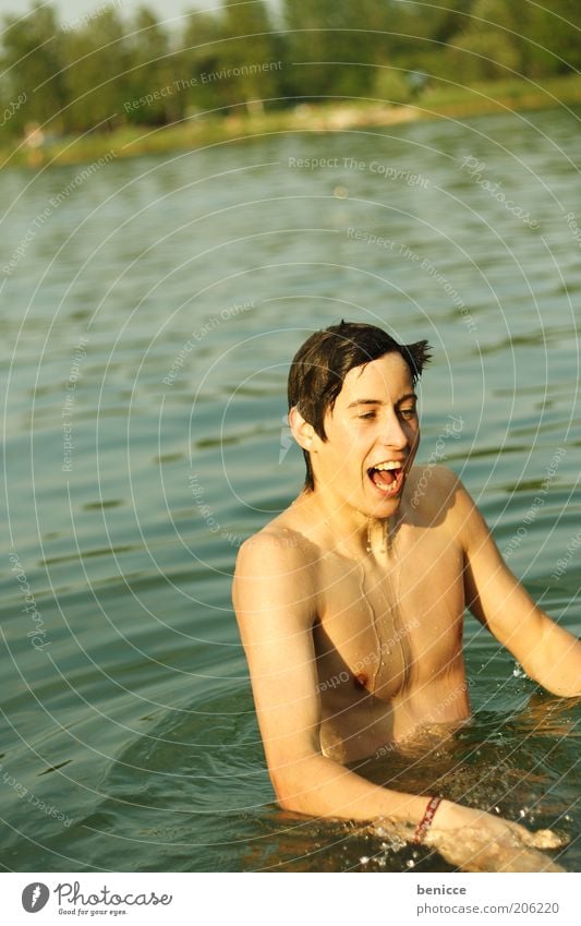 soooo kalt Jugendliche Mensch Wasser See Badesee kühlen Schwimmen & Baden lustig Freude Humor auftauchen Sommer Grimasse Sonne Teich Erfrischung Junger Mann