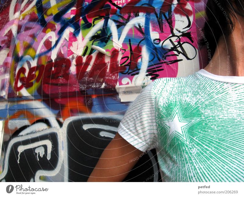 My colours Lifestyle Mensch Brust Arme 1 Kunst Mauer Wand Fassade Mode T-Shirt Stein Beton Graffiti stehen Coolness trendy Originalität verrückt mehrfarbig grün