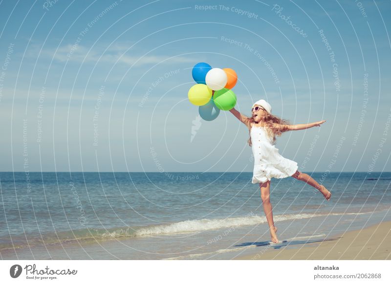 Jugendlich Mädchen mit den Ballonen, die auf den Strand springen Lifestyle Freude Glück Erholung Freizeit & Hobby Spielen Ferien & Urlaub & Reisen Ausflug
