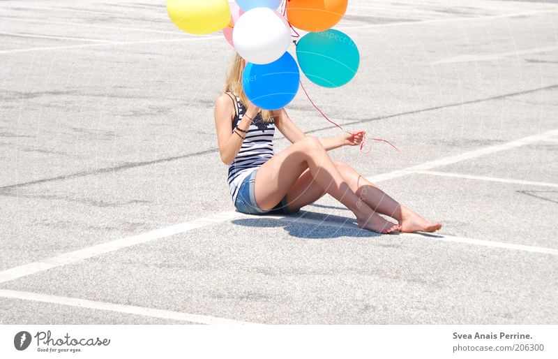 luft &liebe. Lifestyle Stil Freude Glück Freizeit & Hobby feminin Junge Frau Jugendliche 1 Mensch Parkhaus Luftballon Beton festhalten Coolness trendy dünn