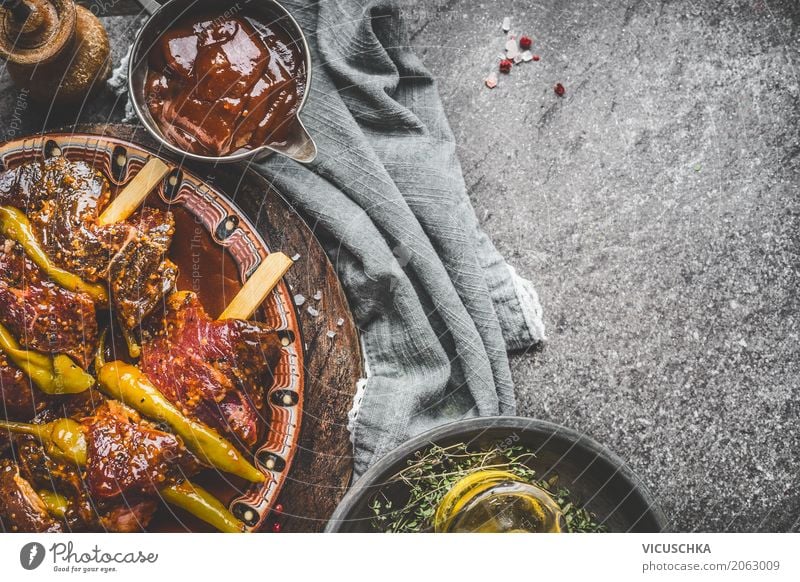 Fleischspieße mit Peperoni und Barbecue Soße Lebensmittel Ernährung Picknick Bioprodukte Häusliches Leben Tisch Design Stil Saucen Grillen Foodfotografie Essen