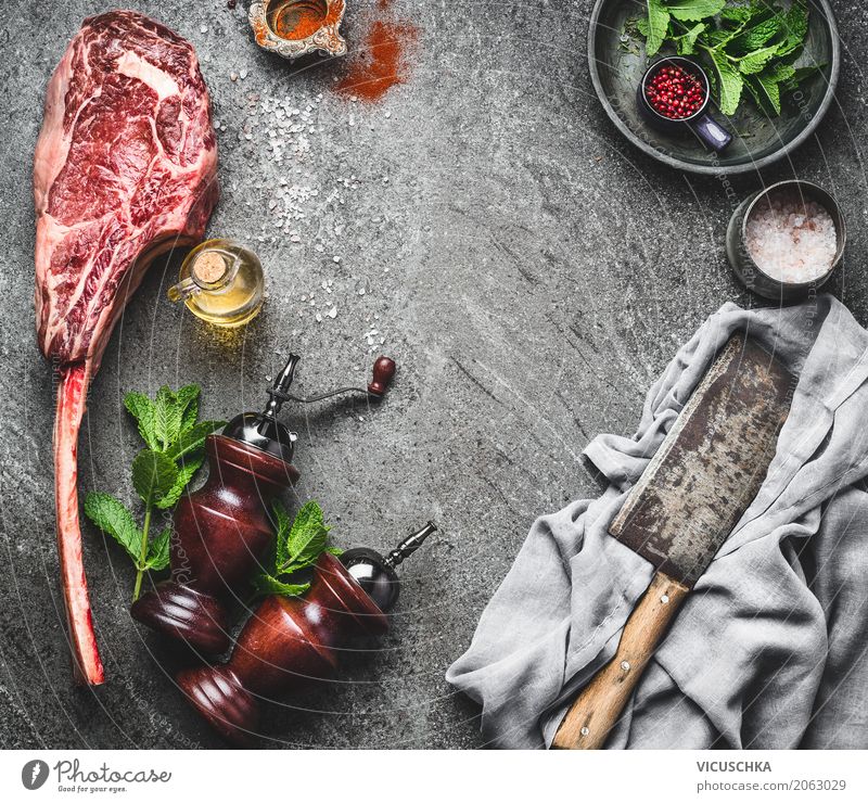 Tomahawk Rindersteak mit Messer, Gewürze und frischen Kräutern Lebensmittel Fleisch Kräuter & Gewürze Öl Ernährung Mittagessen Bioprodukte Geschirr Stil Design