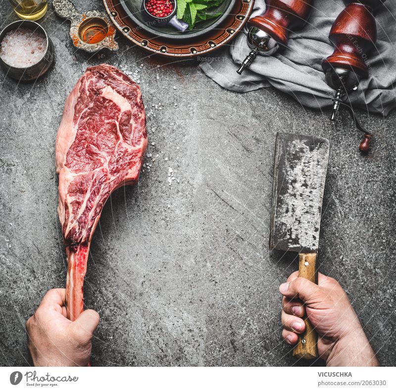 Männliche Hände halten Tomahawk Rindfleisch Steak Lebensmittel Fleisch Ernährung Picknick Bioprodukte Geschirr Messer Stil Design Tisch Küche Mensch maskulin