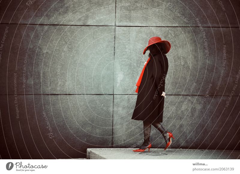 Die Dame mit dem roten Hut Frau elegant Stil Mensch feminin Erwachsene Leben Damenschuhe Schal schwarz Wand Madame Abend Ganzkörperaufnahme Profil Lifestyle