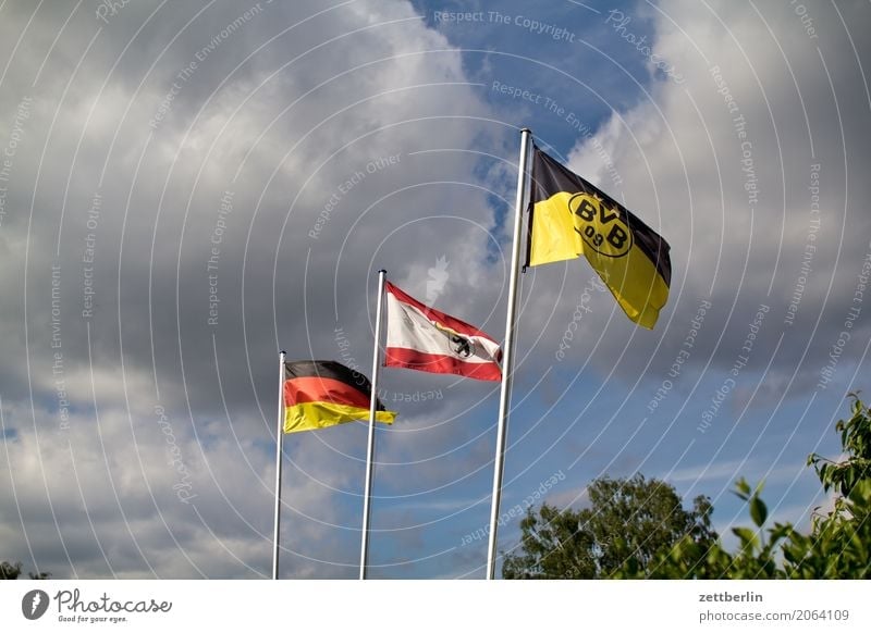 Drei Fahnen (zufallsgeneriert) Wind wehen flattern Sturm Fahnenmast Nationalitäten u. Ethnien Nationalelf Deutschland Deutsche Flagge Patriotismus