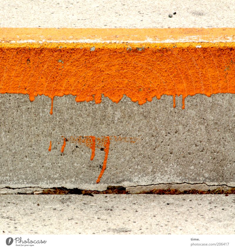 [H10.1] - Klotz mit Klecker Beton grau Farbe Bordsteinkante Farbstoff orange Fuge klecksen Bodenbelag Überzug unvollendet Makel mehrfarbig Außenaufnahme