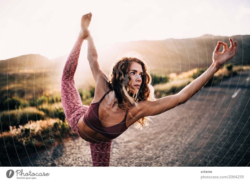 Junge Frau, welche die Yogahaltung im Freien tut Lifestyle Körper Meditation Freizeit & Hobby Sommer Sport Mensch feminin Jugendliche Straße Lächeln stehen