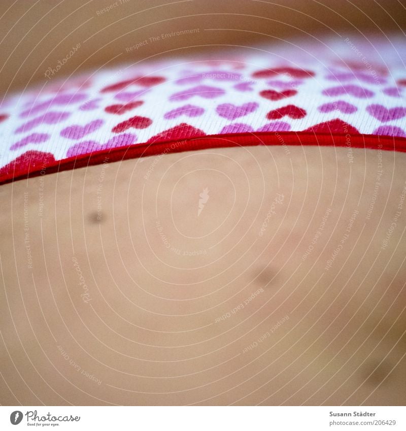 Love Frau Erwachsene Bauch Unterwäsche Bikini Badehose liegen ästhetisch feminin weich Unterhose Herz herzförmig Stoff Baumwolle rot rosa Leberfleck mehrfarbig