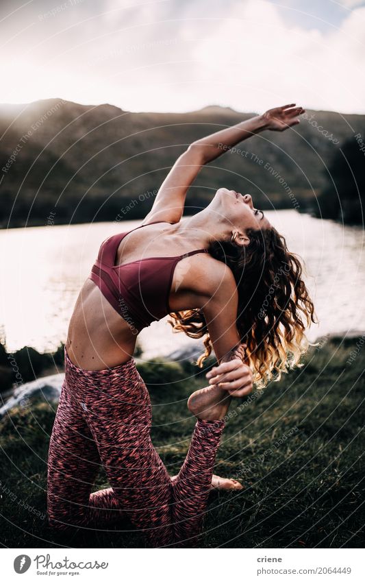 junge Frau macht Yoga-Übung im Freien Lifestyle schön Körper Gesundheit Gesundheitswesen sportlich Fitness Leben Erholung Meditation Sport Mensch feminin