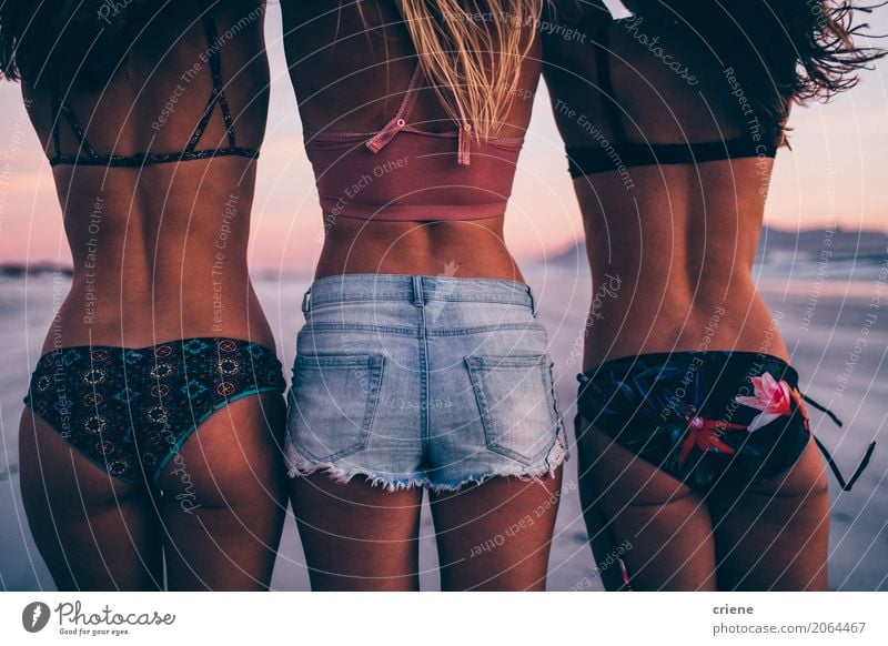 Hintere Ansicht von attraktiven Mädchen im Bikini auf dem Strand Lifestyle Freude Glück Ferien & Urlaub & Reisen Abenteuer Freiheit Sommer Sommerurlaub Mensch
