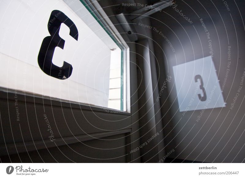 Kleines Finale 3 Ziffern & Zahlen Beschriftung Hausnummer zählen Schriftzeichen Typographie Glas Fensterscheibe Scheibe Tür Durchgang Licht durchsichtig