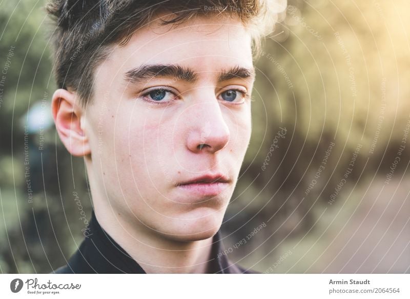 Ernstes Porträt im Park Lifestyle Stil schön Sinnesorgane Mensch maskulin Junger Mann Jugendliche Erwachsene Gesicht 1 13-18 Jahre Natur Landschaft Sonne
