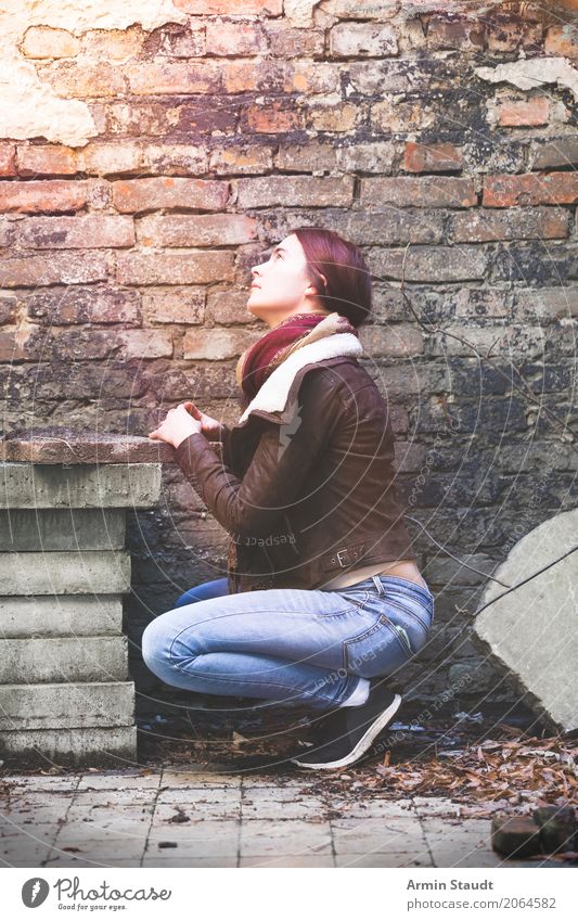 Beten oder Sonnen? Lifestyle Stil Leben Wohlgefühl Sinnesorgane ruhig Meditation Mensch feminin Junge Frau Jugendliche 1 13-18 Jahre Mauer Wand Jeanshose