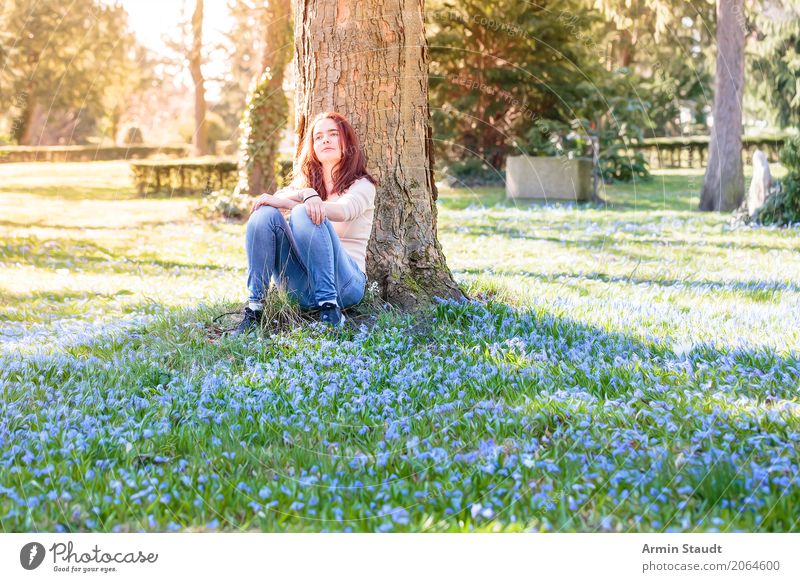 Porträt auf Frühlingswiese Lifestyle Stil Freude Glück Gesundheit Leben harmonisch Wohlgefühl Zufriedenheit Sinnesorgane Erholung ruhig Meditation Mensch