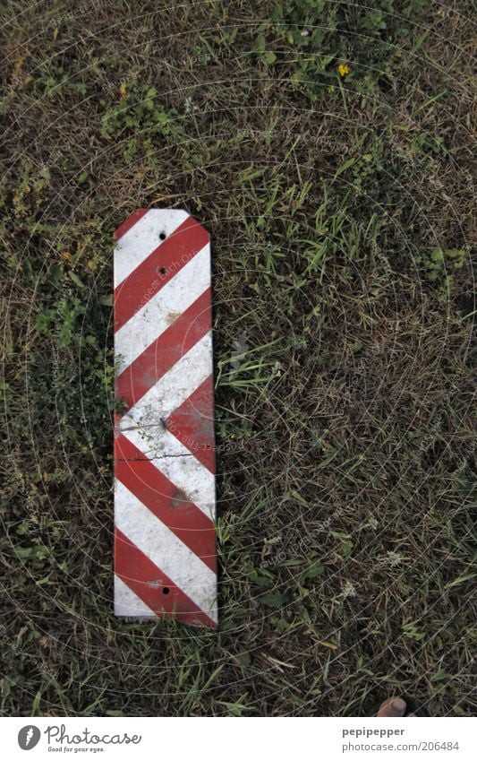 zeh-barke-streifen Erde Gras Wiese Verkehr Kunststoff Zeichen Schilder & Markierungen Hinweisschild Warnschild Verkehrszeichen Fußspur grün rot weiß Farbfoto