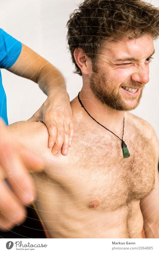 junger Mann in der Physiotherapie mit Schmerzen Körper Gesicht Behandlung Medikament Massage Arzt Mensch Erwachsene Brust Hand 1 18-30 Jahre Jugendliche
