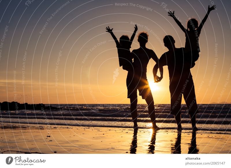 Silhouette der glücklichen Familie Lifestyle Freude Freizeit & Hobby Spielen Ferien & Urlaub & Reisen Ausflug Freiheit Sommer Sonne Strand Meer Sport Kind Junge