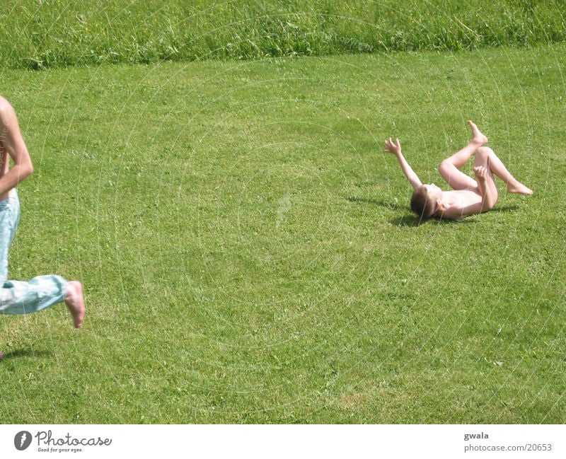 rasenrennen Farbfoto Außenaufnahme Tag Sonnenlicht Bewegungsunschärfe Kind Mensch Junge Kindheit 2 Natur Sommer Gras Garten Wiese fallen laufen liegen grün