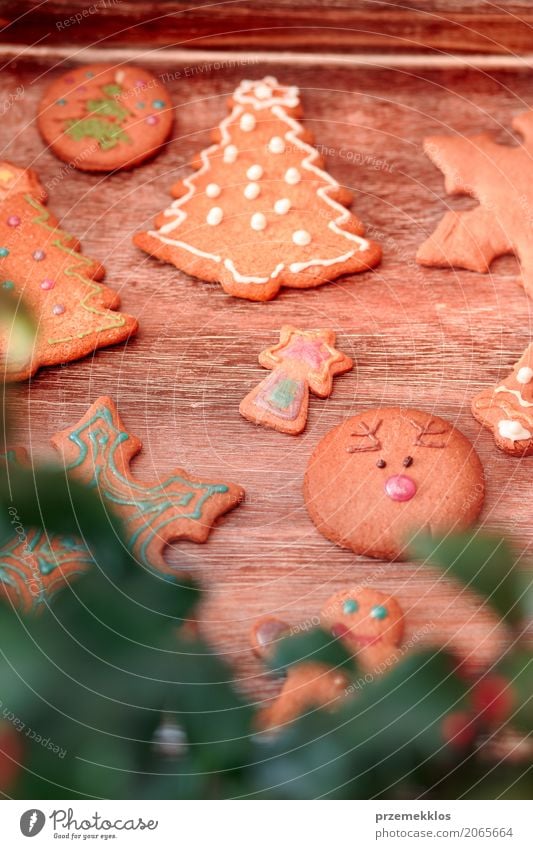Weihnachtsplätzchen verziert mit dem Bereifen auf hölzernem Brett Lebensmittel Süßwaren Dekoration & Verzierung Tisch Feste & Feiern Weihnachten & Advent Holz
