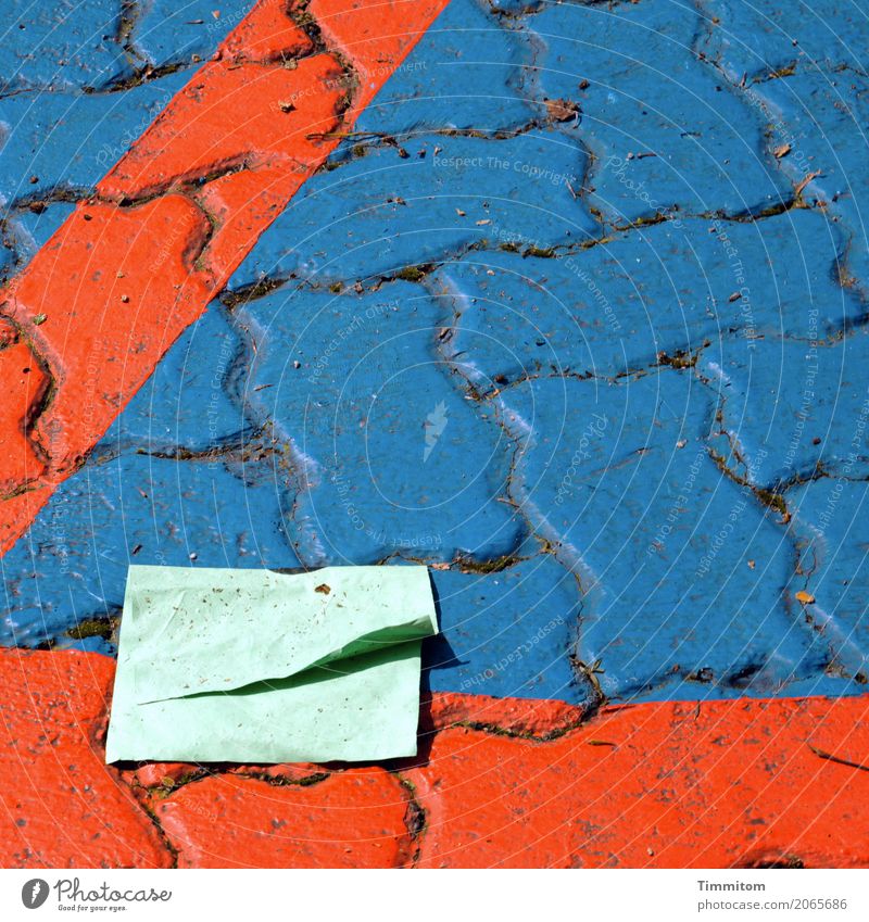 Wohngemeinschaft | auf Zeit. Papier Papierfetzen Stein Schilder & Markierungen liegen blau grün rot Gefühle Zufriedenheit Pflastersteine Platz Farbfoto