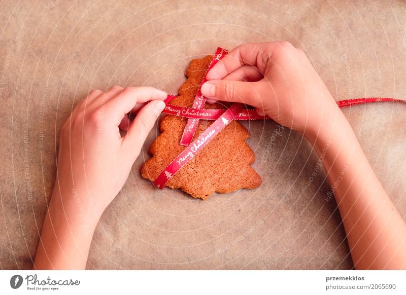 Weibliche Hände, die gebackenen Weihnachtslebkuchen mit Band binden Lebensmittel Süßwaren Lifestyle Dekoration & Verzierung Feste & Feiern Weihnachten & Advent