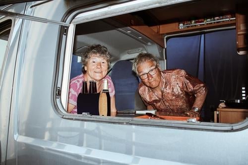 Senioren in ihrem Camping Bus Freizeit & Hobby Ferien & Urlaub & Reisen Mensch maskulin feminin Weiblicher Senior Frau Männlicher Senior Mann 2 60 und älter