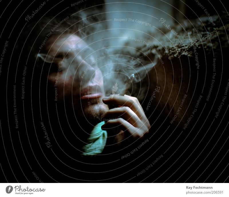blue Rauchen Mensch maskulin Junger Mann Jugendliche 1 18-30 Jahre Erwachsene Halstuch Zigarette authentisch inhalieren Zigarettenrauch die letzte Zigarette