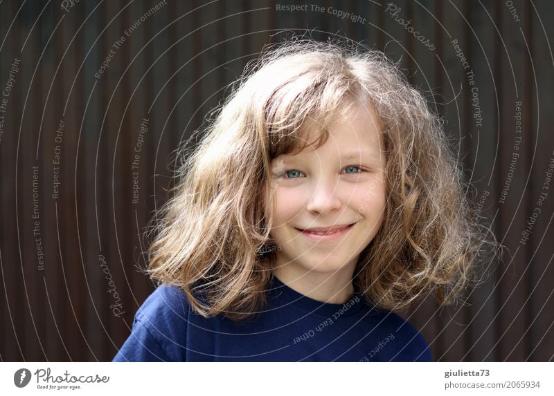 my boy Kind Junge Kindheit Haare & Frisuren 1 Mensch 8-13 Jahre T-Shirt blond langhaarig Locken Lächeln Fröhlichkeit Glück schön natürlich positiv einzigartig