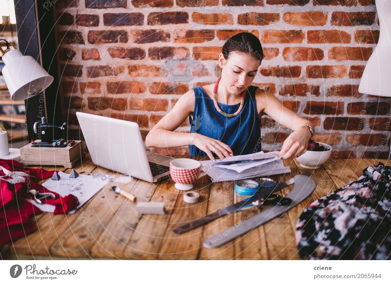 Geschäftsfrau, die Schreibarbeit im Büro tut Lifestyle Freizeit & Hobby Schreibtisch lernen Student Arbeit & Erwerbstätigkeit Beruf Arbeitsplatz Business