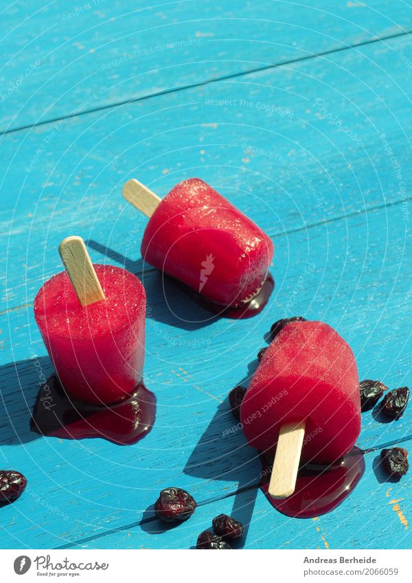 Wassereis und Cranberries Speiseeis Sommer Coolness lecker berry cold cranberries delicious food freeze fresh fruity healthy Lollipop organic pops popsicles
