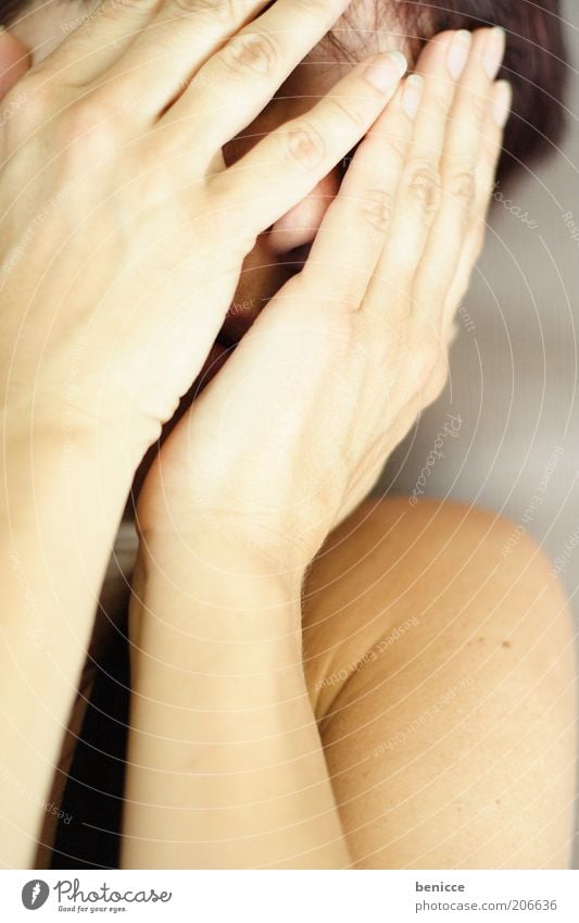 trauer Frau Mensch verstecken Scham blamabel Hand Gesicht weinen Angst Desaster Trauer Traurigkeit verdeckt Frauengesicht Schutz unsichtbar