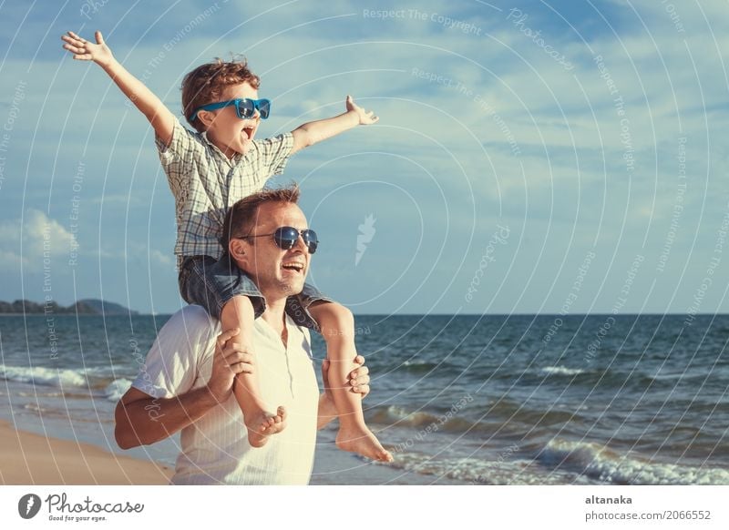 Vater und Sohn, die auf dem Strand spielen Lifestyle Freude Leben Erholung Freizeit & Hobby Spielen Ferien & Urlaub & Reisen Ausflug Abenteuer Freiheit Sommer
