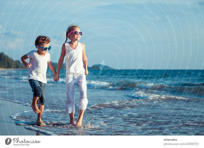 Glückliche Kinder spielen am Strand Lifestyle Freude Erholung Freizeit & Hobby Spielen Ferien & Urlaub & Reisen Abenteuer Freiheit Sommer Sonne Meer Sport
