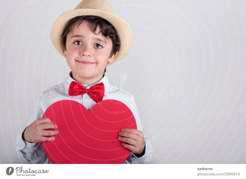 lächelnder Junge mit einem roten Herzen Lifestyle Freude Feste & Feiern Valentinstag Muttertag Mensch maskulin Kind Kleinkind Kindheit 1 3-8 Jahre Krawatte