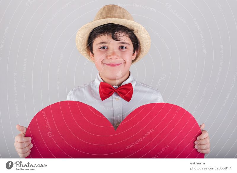 lächelnder Junge mit einem roten Herzen Lifestyle Freude Feste & Feiern Valentinstag Muttertag Mensch maskulin Kind Kleinkind Kindheit 1 3-8 Jahre Krawatte Hut