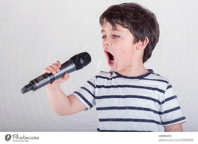 Junge, der zum Mikrofon singt Lifestyle Freizeit & Hobby Mensch maskulin Kind Kleinkind Kindheit 1 3-8 Jahre Veranstaltung Show Party Musik Konzert Bühne Sänger