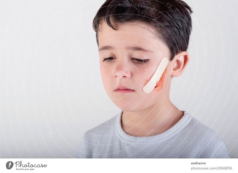 Junge mit einem Pflaster auf Seinem Gesicht Gesundheit Gesundheitswesen Behandlung Krankenpflege Mensch maskulin Kind Kleinkind Kindheit 1 3-8 Jahre Denken
