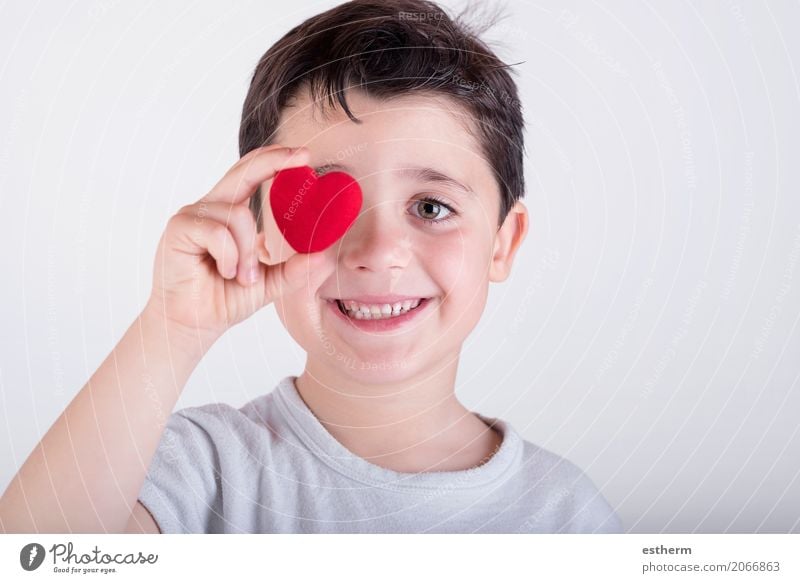 kleiner Junge bedeckt ihr Auge mit Herz Lifestyle Gesundheit Gesundheitswesen Wellness Leben Feste & Feiern Valentinstag Muttertag Mensch maskulin Kind