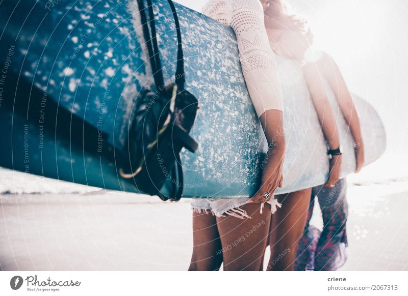 Gruppe Mädchen, die Surfbrett auf Strand halten Lifestyle Freude Freizeit & Hobby Abenteuer Sommer Sommerurlaub Sonne Sonnenbad Meer Sport feminin Frau