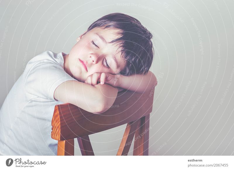 Kind schlafend auf einem Stuhl Lifestyle Mensch maskulin Kleinkind Junge Kindheit 1 3-8 Jahre liegen sitzen kuschlig Gefühle Liebe träumen Traurigkeit