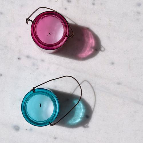 Zwei Kerze Kerzenständer Dekoration & Verzierung 2 babyblau rosa Klischee maskulin Tragegriff leuchten Teelicht rund Mädchenfarbe Jungenfarbe Farbfoto