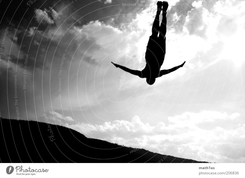 Chiemsee in den Faakersee Sport Wassersport Mensch Mann Erwachsene Arme 1 Landschaft fallen fliegen springen fantastisch schwarz Schwarzweißfoto Außenaufnahme