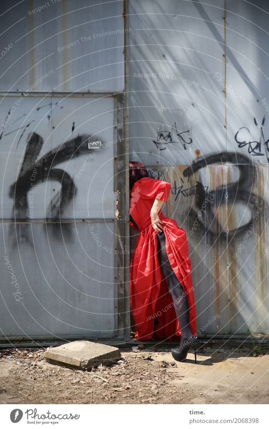 AST 10 | die Luft ist rein feminin Frau Erwachsene Mensch Tür Tor Kleid Strumpfhose Damenschuhe brünett langhaarig Stein Metall Schriftzeichen Graffiti